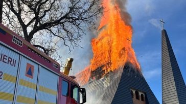 Acoperişul şi turla bisericii din localitatea Şurdeşti au ars complet într-un incendiu ca urmare a unor lucrări de sudură