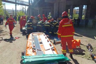 Accident rutier grav la Iaşi: autoturism căzut de pe Pasarela Bucium, după ce s-a ciocnit cu un camion/ Pompierii intervin pentru salvarea persoanelor implicate – FOTO