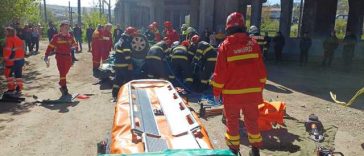 Accident rutier grav la Iaşi: autoturism căzut de pe Pasarela Bucium, după ce s-a ciocnit cu un camion/ Pompierii intervin pentru salvarea persoanelor implicate – FOTO