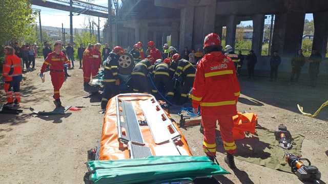 Accident rutier grav la Iaşi: autoturism căzut de pe Pasarela Bucium, după ce s-a ciocnit cu un camion/ Pompierii intervin pentru salvarea persoanelor implicate – FOTO