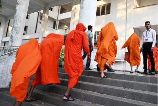 Călugări din Sri Lanka, arestaţi după ce în bagajele lor au fost descoperite 110 kg de canabis