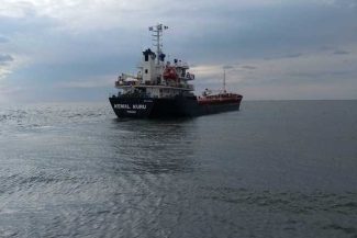 Marinar indian cu probleme medicale, preluat de un echipaj ARSVOM din rada exterioară a Portului Sulina şi adus la ţărm