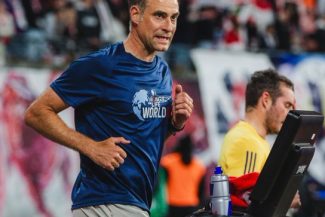 Patronul Red Bull a alergat 21 km pe o bandă de alergare în timpul meciului dintre Leipzig şi Union Berlin în scop caritabil – VIDEO