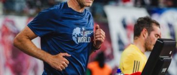 Patronul Red Bull a alergat 21 km pe o bandă de alergare în timpul meciului dintre Leipzig şi Union Berlin în scop caritabil – VIDEO