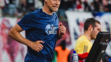 Patronul Red Bull a alergat 21 km pe o bandă de alergare în timpul meciului dintre Leipzig şi Union Berlin în scop caritabil – VIDEO