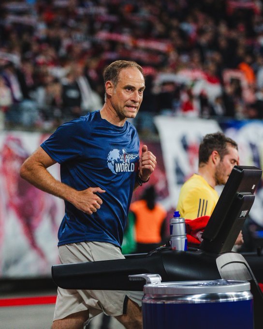 Patronul Red Bull a alergat 21 km pe o bandă de alergare în timpul meciului dintre Leipzig şi Union Berlin în scop caritabil – VIDEO