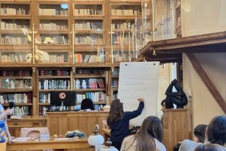 Ora de Caligrafie, de Ziua Cărţii, exerciţiu de memorie şi motivare – Scriitoarea Ioana Nicolaie i-a îndemnat pe copii să scrie de mână: “Atunci când scriem de fapt ne desenăm pe noi înşine”/ FOTO