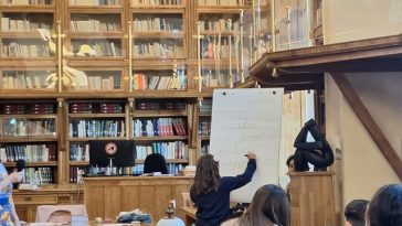 Ora de Caligrafie, de Ziua Cărţii, exerciţiu de memorie şi motivare – Scriitoarea Ioana Nicolaie i-a îndemnat pe copii să scrie de mână: “Atunci când scriem de fapt ne desenăm pe noi înşine”/ FOTO
