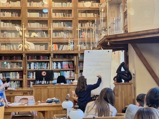 Ora de Caligrafie, de Ziua Cărţii, exerciţiu de memorie şi motivare – Scriitoarea Ioana Nicolaie i-a îndemnat pe copii să scrie de mână: “Atunci când scriem de fapt ne desenăm pe noi înşine”/ FOTO