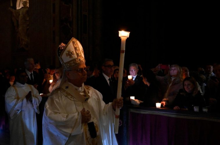 Papa Leon, la slujba din Noaptea Învierii: Există şi astăzi morminte care trebuie deschise la o viaţă nouă. Unele îl apasă pe om în inimă, altele, ca o consecinţă a celor interioare, rup legăturile dintre noi