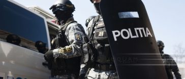 Bărbat reţinut pentru furt calificat, după ce, împreună cu un altul, a furat o bicicletă din scara unui bloc din sectorul 1 al Capitalei/ Cei doi au deblocat uşa de acces după ce au distrus interfonul – VIDEO