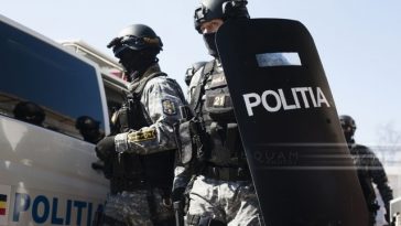 Bărbat reţinut pentru furt calificat, după ce, împreună cu un altul, a furat o bicicletă din scara unui bloc din sectorul 1 al Capitalei/ Cei doi au deblocat uşa de acces după ce au distrus interfonul – VIDEO