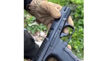 Botoşani: Poliţiştii au ridicat pistolul unui bărbat după ce acesta a postat pe reţelele sociale un videoclip în care purta arma şi a ameninţat o persoană – FOTO