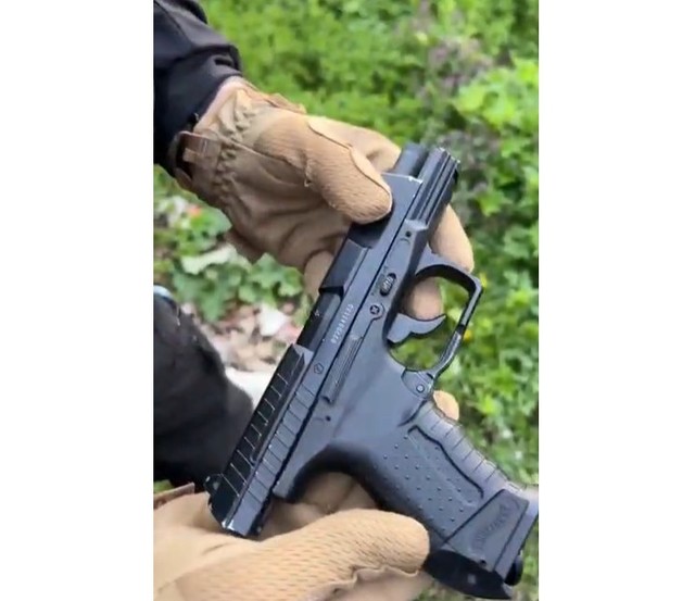 Botoşani: Poliţiştii au ridicat pistolul unui bărbat după ce acesta a postat pe reţelele sociale un videoclip în care purta arma şi a ameninţat o persoană – FOTO