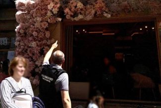 Bucureşti  – Proprietarii teraselor de pe Calea Victoriei, avertizaţi de Poliţia Locală să dea jos boxele care bat către stradă / Primăria: Străzi Deschise 2026 nu înseamnă boxe date tare, muzică ce răsună peste decibelii legali! – FOTO