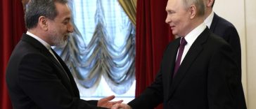 În timp ce şeful diplomaţiei iraniene s-a dus la Putin, Trump a discutat cu echipa sa de securitate naţională despre o nouă propunere privind Iranul, anunţă Casa Albă. CNN: SUA şi Iranul nu au poziţii chiar atât de divergente pe cât pare