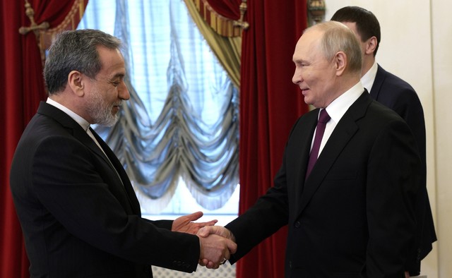 În timp ce şeful diplomaţiei iraniene s-a dus la Putin, Trump a discutat cu echipa sa de securitate naţională despre o nouă propunere privind Iranul, anunţă Casa Albă. CNN: SUA şi Iranul nu au poziţii chiar atât de divergente pe cât pare