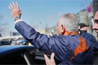 Reza Pahlavi, stropit cu un lichid roşu, la Berlin, după o conferinţă de presă în care a criticat armistiţiul SUA cu Iranul şi le-a cerut europenilor să facă mai mult în susţinerea luptei poporului iranian în favoarea democraţiei