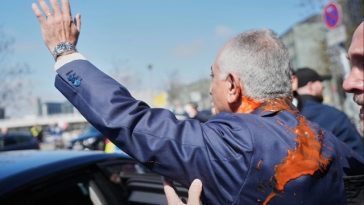 Reza Pahlavi, stropit cu un lichid roşu, la Berlin, după o conferinţă de presă în care a criticat armistiţiul SUA cu Iranul şi le-a cerut europenilor să facă mai mult în susţinerea luptei poporului iranian în favoarea democraţiei