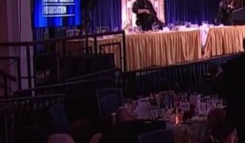Dineul corespondenţilor de la Washington. „Salad Man”, invitatul imperturbabil care a continuat să mănânce în ciuda focurilor de armă, a devenit o vedetă – VIDEO