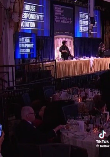 Dineul corespondenţilor de la Washington. „Salad Man”, invitatul imperturbabil care a continuat să mănânce în ciuda focurilor de armă, a devenit o vedetă – VIDEO