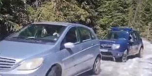 Alba: Trei femei, rămase  blocate cu un autoturism în zona montană Poiana Muierii, ajutate de jandarmii montani – VIDEO