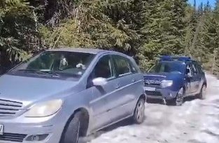 Alba: Trei femei, rămase  blocate cu un autoturism în zona montană Poiana Muierii, ajutate de jandarmii montani – VIDEO