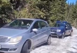 Alba: Trei femei, rămase  blocate cu un autoturism în zona montană Poiana Muierii, ajutate de jandarmii montani – VIDEO