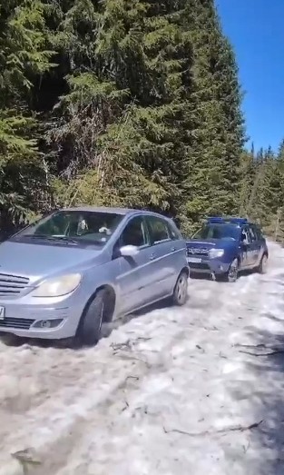 Alba: Trei femei, rămase  blocate cu un autoturism în zona montană Poiana Muierii, ajutate de jandarmii montani – VIDEO