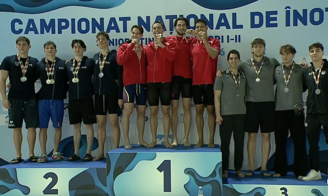 Înot: David Popovici, aur şi record naţional la ştafetă 4×100 m liber, cu colegii de la CS Dinamo