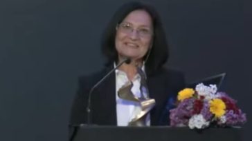 Gala News.ro – Directoarea şcolii Dor Mărunt din Călăraşi: Ştiţi ce înseamnă progresul copilului de la nota 4 la nota 5? Câtă satisfacţie de la 5 la 6, de la 6 la 7. E uşor să obţii progresul de la 9 la 10