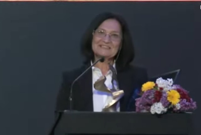 Gala News.ro – Directoarea şcolii Dor Mărunt din Călăraşi: Ştiţi ce înseamnă progresul copilului de la nota 4 la nota 5? Câtă satisfacţie de la 5 la 6, de la 6 la 7. E uşor să obţii progresul de la 9 la 10