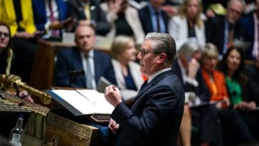 Starmer respinge noi îndemnuri la demisie, după relansarea scandalului Epstein-Mandelson. Presa britanică evocă legături ale lui Mandelson cu China prin cabinetul său de consultanţă, şefa opoziţiei evocă legături cu Putin, prin întreprinderea de apărare S