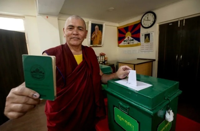 Diaspora tibetană îşi alege Parlamentul, în al doilea tur, în 27 de ţări, dar nu şi în China, un vot condamnat de către Brijing. Rezultatul urmează să fie anunţat la 13 mai. Sikyong”-ul Guvernului, Penpa Tsering, ales în al doilea mandat cu 61% dintre vot