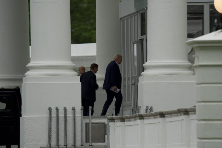 A fost traumatizant: Courtney Subramanian, membră a CA al Asociaţiei Corespondenţilor, descrie incidentul de la dineul corespondenţilor. Trump susţine o conferinţă de presă