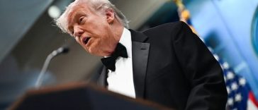 Poliţia examinează documente lăsate în cameră de suspectul în atacul de la Washington. Trump evocă un ”manifest anticreştin”