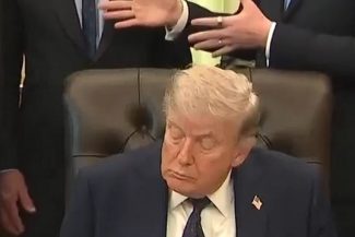 Trump picoteşte din nou, în plină conferinţă de presă la Casa Albă. ”Trump a adormit la volan”, îl ironizează Gavin Newsom