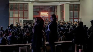 În total 162 de persoane arestate şi peste 1.000 de conturi pe reţele de socializare blocate, în urma celor două atacuri armate în şcoli, în Turcia. Zeci de profesori manifestează la sediul Ministerul Educaţiei, la Ankara, şi îndeamnă la o grevă de două z