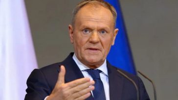 Premierul Donald Tusk dă vina pe „prostia” guvernului anterior după ce Polonia este obligată să plătească 1,3 miliarde de euro pentru vaccinurile COVID neridicate. Varşovia va face apel