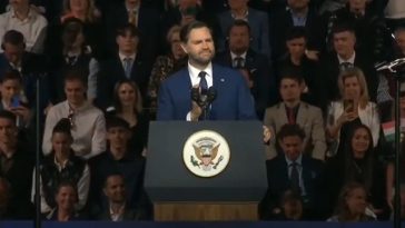 Trump îl susţine pe Orban, la telefon, la un miting electoral la Budapesta. Vance l-a sunat pe Trump, dar a primit mai întâi un mesaj automat că nu este configurată căsuţa vocală, după care l-a pus pe ”speaker”. ”Aveţi un om care v-a ţinut ţara puternică”