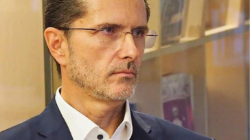 Vasile Bănescu: Paraplegia indică starea medicală cumplită a unei persoane aflată într-o imensă suferinţă. Batjocorirea acestei categorii de persoane suferinde, cu trimitere obraznică la şeful statului, indică vidul moral şi barbaria unei minţi needucate