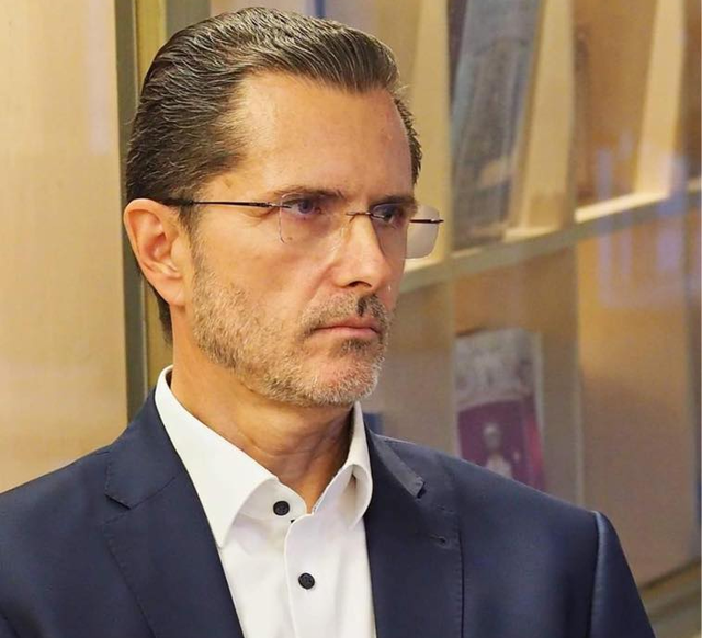 Vasile Bănescu: Paraplegia indică starea medicală cumplită a unei persoane aflată într-o imensă suferinţă. Batjocorirea acestei categorii de persoane suferinde, cu trimitere obraznică la şeful statului, indică vidul moral şi barbaria unei minţi needucate