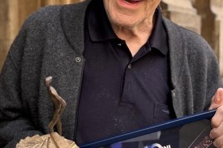 Premiul acordat de Agenţia de presă News.ro a ajuns la Victor Rebengiuc: “La mulţi ani, News.ro!” – FOTO, VIDEO