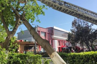 Efectele vijeliilor din ultimele 24 de ore: Un mort, trei răniţi, aproape 100 de imobile afectate, peste 35.000 de consumatori fără energie electrică/ Pompierii au intervenit în 72 de localităţi/ Cele mai afectate judeţe, Iaşi, Neamţ, Suceava şi Vaslui