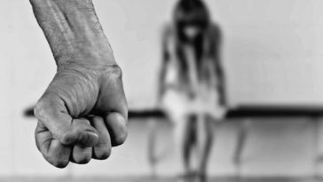 Bucureşti: Bărbat inculpat pentru tentativă de omor, după ce şi-a bătut concubina, provocându-i leziuni grave, inclusiv fracturi de coaste, şi nu i-a dat voie să ceară ajutor