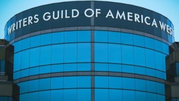 Sindicatul scenariştilor americani a ajuns la o înţelegere surpriză cu studiourile, cu o lună înainte de expirarea contractului