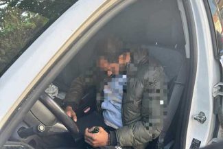 Gorj: Un bărbat a adormit în maşina pe care voia să o jefuiască / A fost văzut de o femeie, care a sunat la 112 / Bărbatul avea montată o brăţară de monitorizare, fiind sub control judiciar tot pentru furt din autoturisme