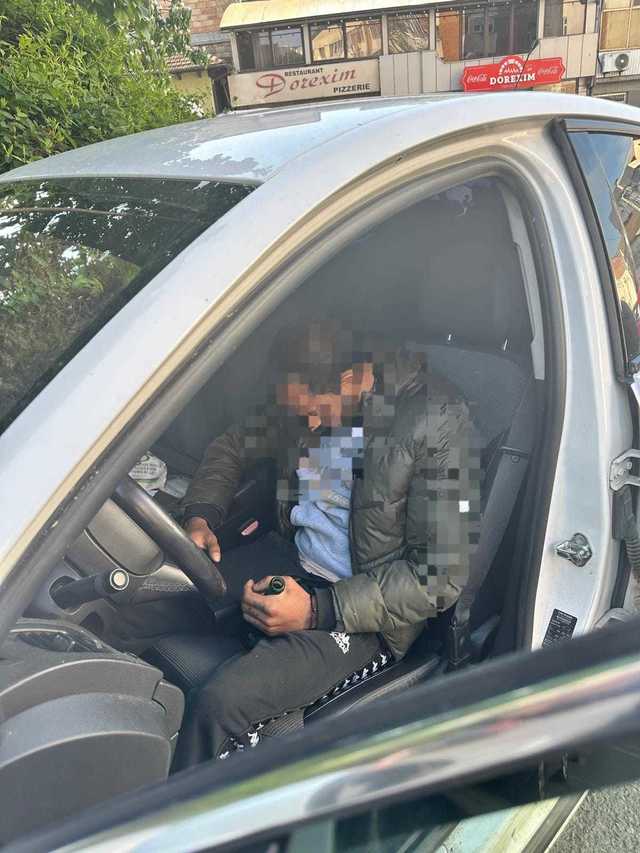 Gorj: Un bărbat a adormit în maşina pe care voia să o jefuiască / A fost văzut de o femeie, care a sunat la 112 / Bărbatul avea montată o brăţară de monitorizare, fiind sub control judiciar tot pentru furt din autoturisme