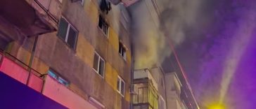 Trei persoane, duse la spital în urma unui incendiu izbucnit într-un bloc din Oradea. Mai mulţi locatari, evacuaţi cu autoscara. Focul a pornit de la o lumânare lăsată nesupravegheată – FOTO, VIDEO