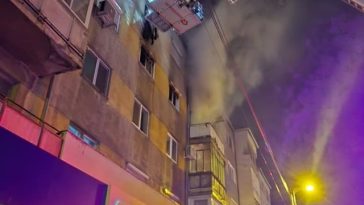Trei persoane, duse la spital în urma unui incendiu izbucnit într-un bloc din Oradea. Mai mulţi locatari, evacuaţi cu autoscara. Focul a pornit de la o lumânare lăsată nesupravegheată – FOTO, VIDEO